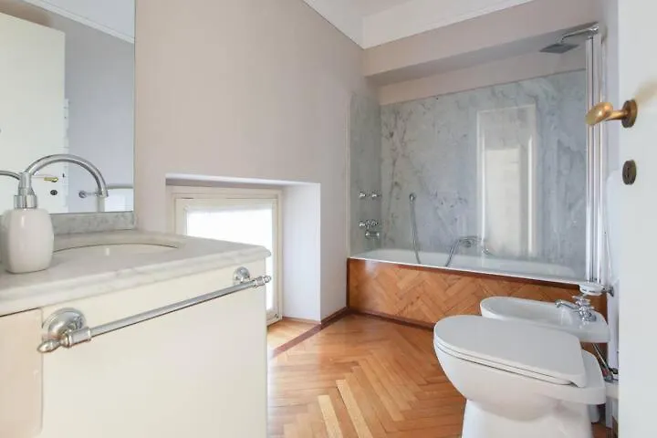 アパート Hozyhome Prestigiosa Ed Economica Soluzione In Duomo ミラノ イタリア