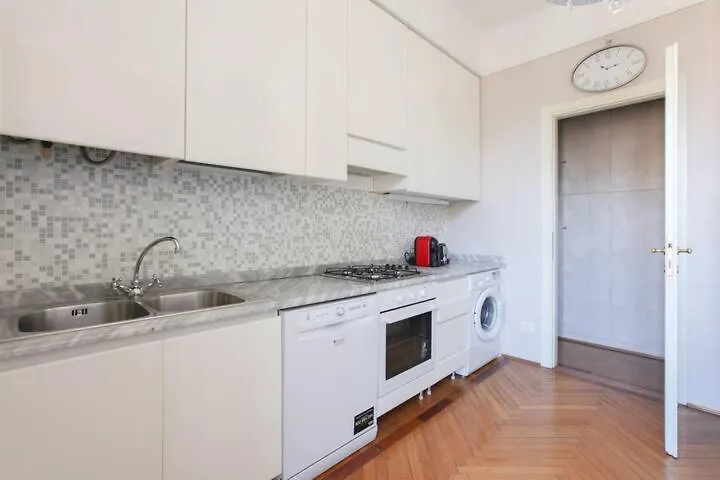 アパート Hozyhome Prestigiosa Ed Economica Soluzione In Duomo ミラノ イタリア